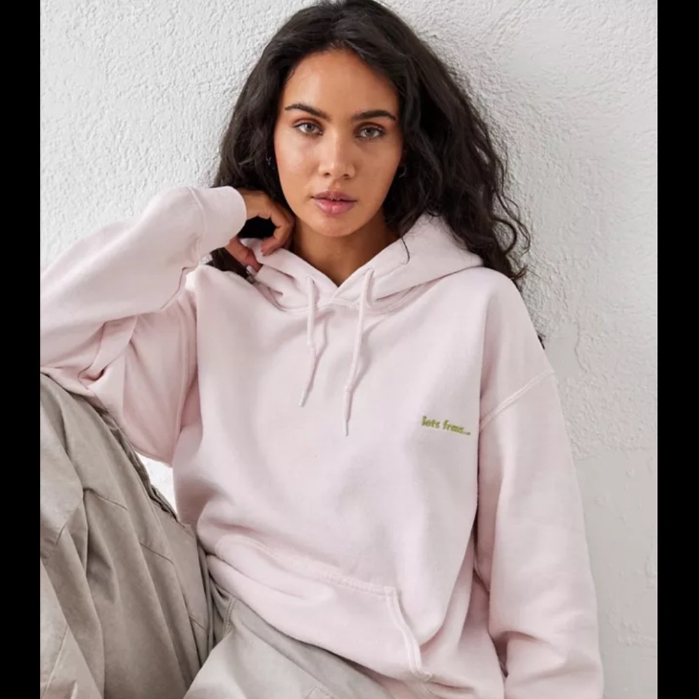SOLD

“iets frans” pink hoodie!